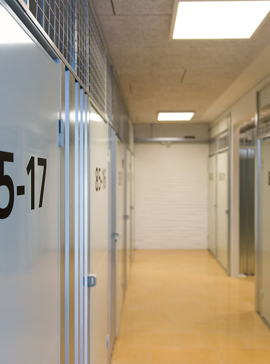 Gangareal med tydelig nummerering af depotrum