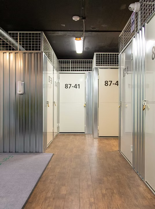Gang med depotrum, opvarmet og ventileret - set fra indgangen